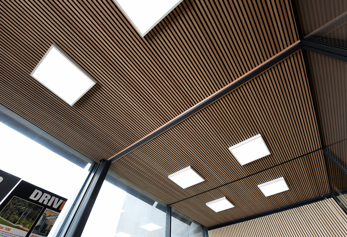 Απεικονίζεται εγκατεστημένο πάνελ στην οροφή.